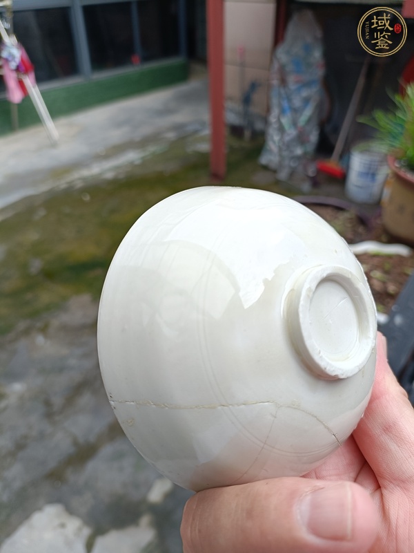 古玩陶瓷定窯刻萱草紋茶碗真品鑒賞圖