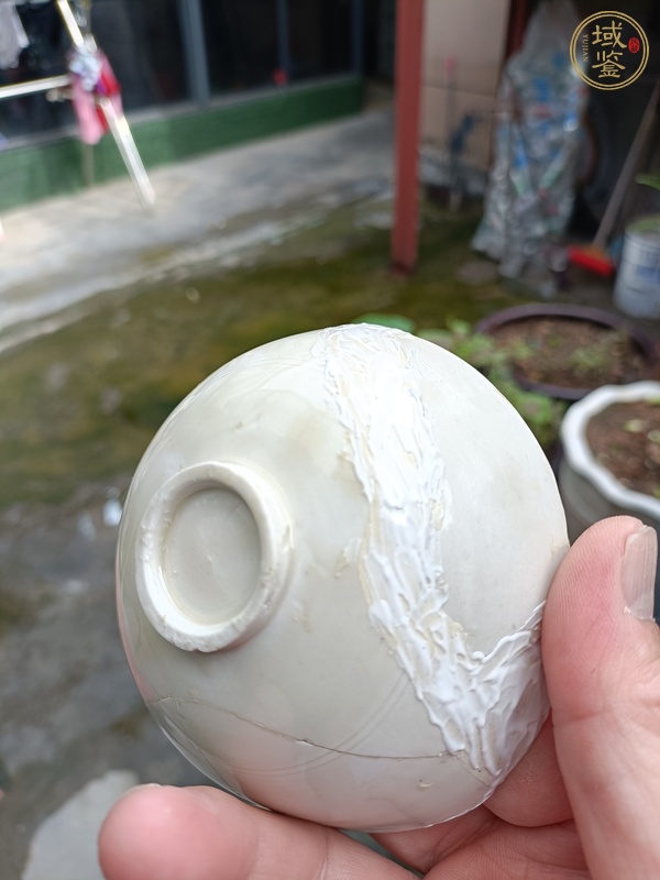 古玩陶瓷定窯刻萱草紋茶碗真品鑒賞圖