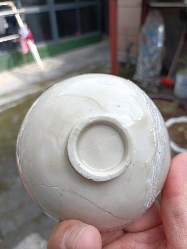 古玩陶瓷館藏級精品宋代五大名窯之一“定窯”白筑刻萱草紋茶碗拍賣，當(dāng)前價格2980元