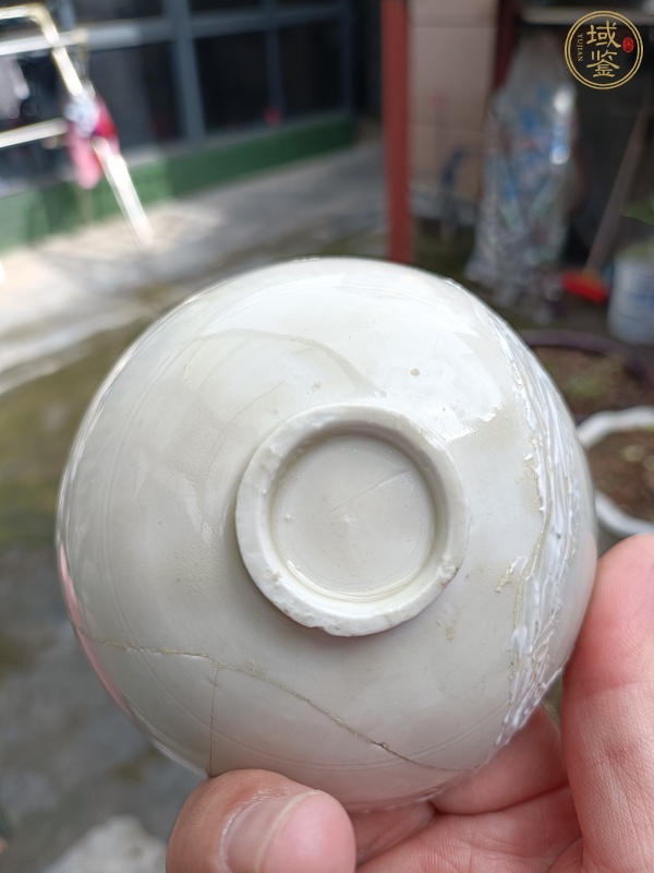 古玩陶瓷定窯刻萱草紋茶碗真品鑒賞圖