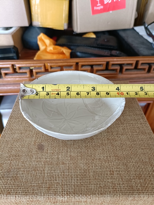 古玩陶瓷館藏級精品宋代五大名窯之一“定窯”白筑刻萱草紋茶碗拍賣，當(dāng)前價格2980元