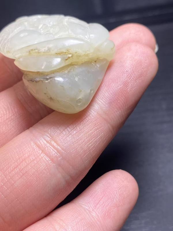 古玩玉器（放漏）老料新改和田玉雕“連年有余”掛件拍賣，當前價格1588元