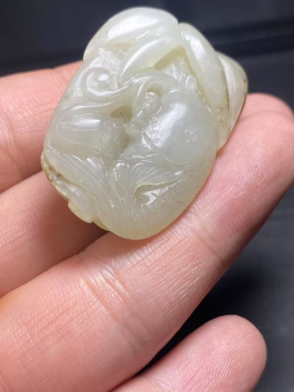古玩玉器（放漏）老料新改和田玉雕“連年有余”掛件拍賣，當前價格1588元