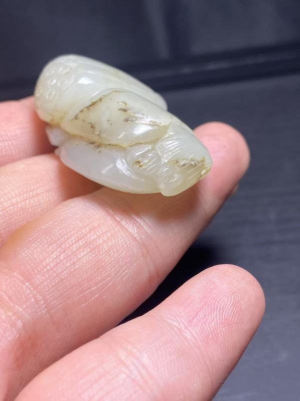 古玩玉器（放漏）老料新改和田玉雕“連年有余”掛件拍賣，當前價格1588元
