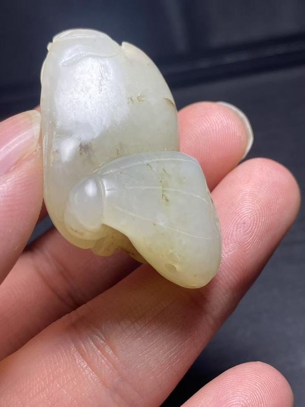 古玩玉器（放漏）老料新改和田玉雕“連年有余”掛件拍賣，當前價格1588元