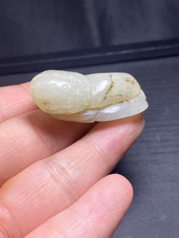古玩玉器（放漏）老料新改和田玉雕“連年有余”掛件拍賣，當前價格1588元