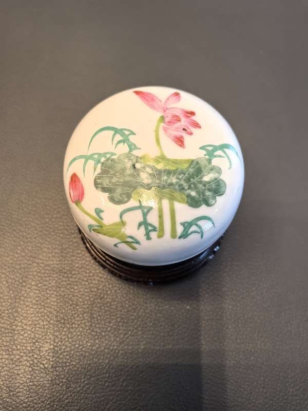 古玩轉賣粉彩荷花花卉詩文紋粉盒（印泥盒）拍賣，當前價格0元
