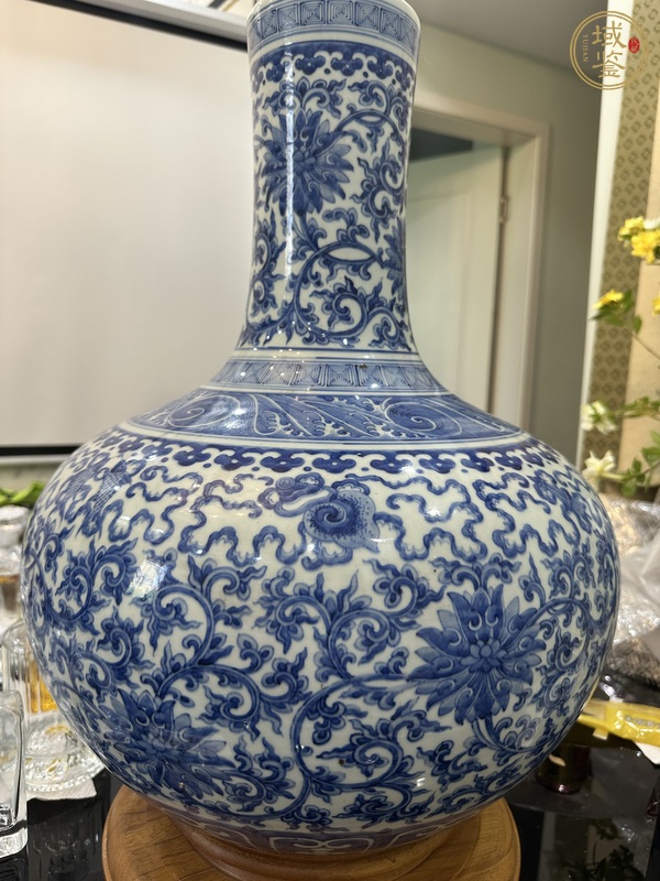 古玩陶瓷纏枝蓮八寶紋天球瓶真品鑒賞圖