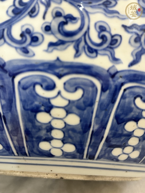 古玩陶瓷纏枝蓮八寶紋天球瓶真品鑒賞圖
