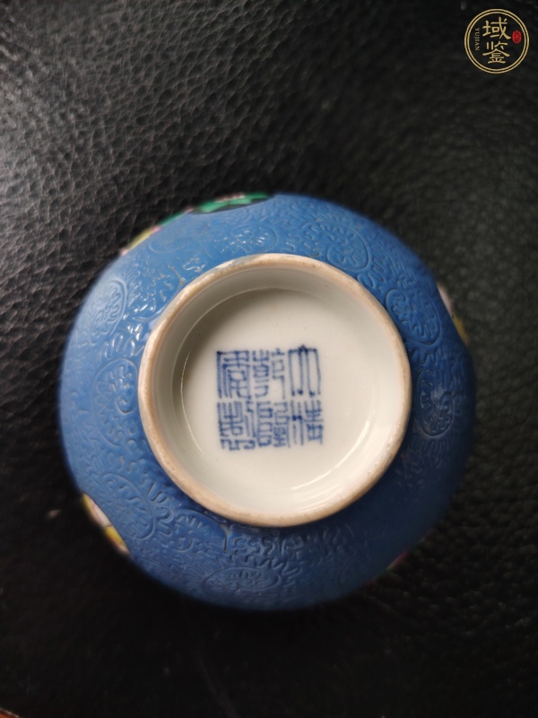 古玩陶瓷藍地軋道粉彩皮球花茶圓真品鑒賞圖