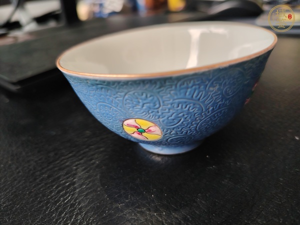 古玩陶瓷藍地軋道粉彩皮球花茶圓真品鑒賞圖