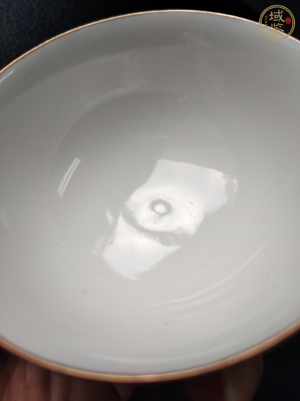 古玩陶瓷藍地軋道粉彩皮球花茶圓真品鑒賞圖