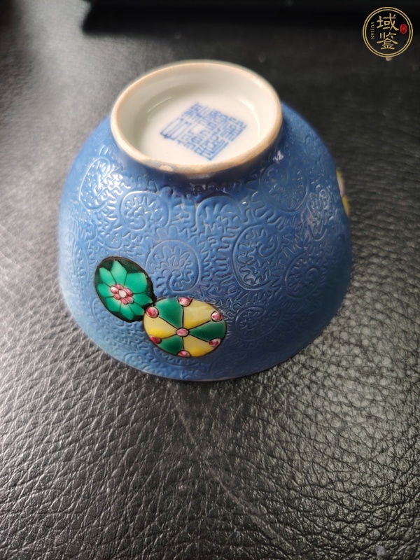 古玩陶瓷藍地軋道粉彩皮球花茶圓真品鑒賞圖