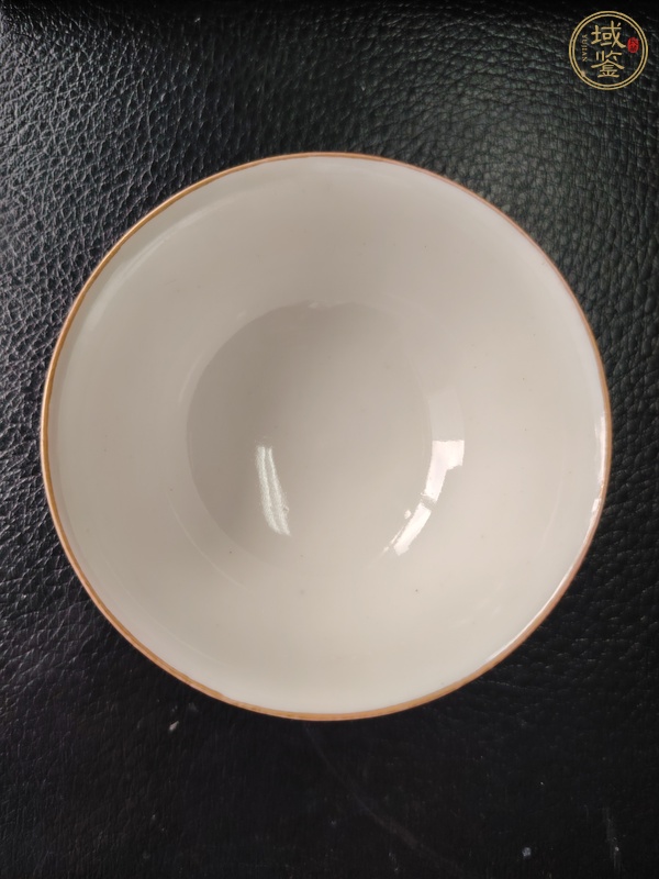 古玩陶瓷藍地軋道粉彩皮球花茶圓真品鑒賞圖