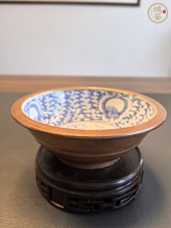 古玩陶瓷紫金釉青花纏枝蓮折沿盆真品鑒賞圖