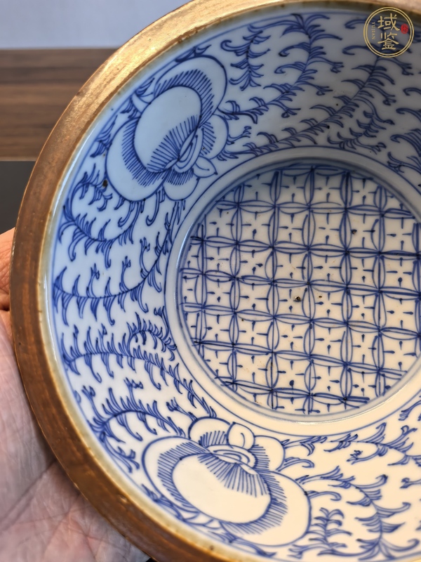 古玩陶瓷紫金釉青花纏枝蓮折沿盆真品鑒賞圖