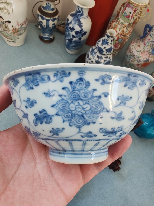 古玩陶瓷青花纏枝花卉紋碗真品鑒賞圖