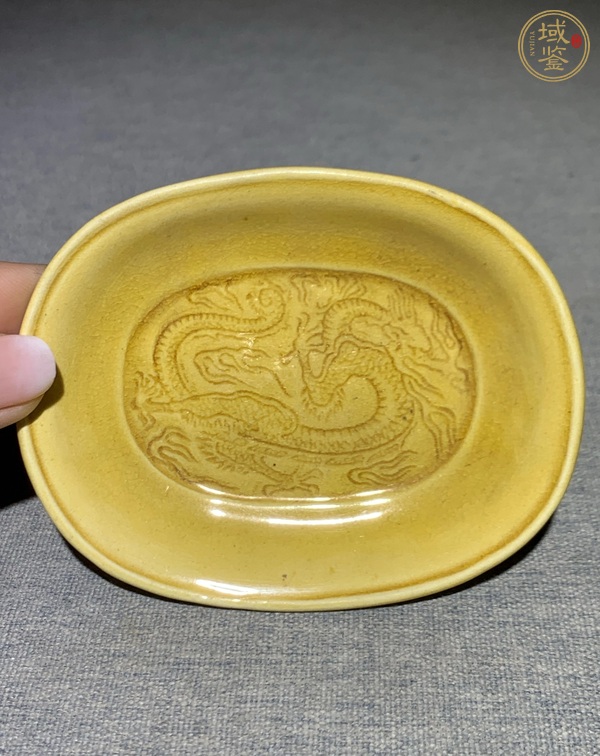 古玩陶瓷黃釉龍紋碟真品鑒賞圖