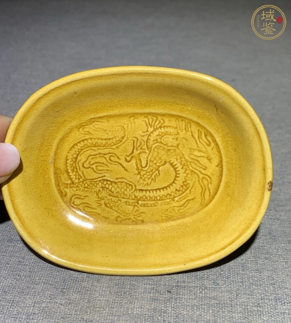 古玩陶瓷黃釉龍紋碟真品鑒賞圖