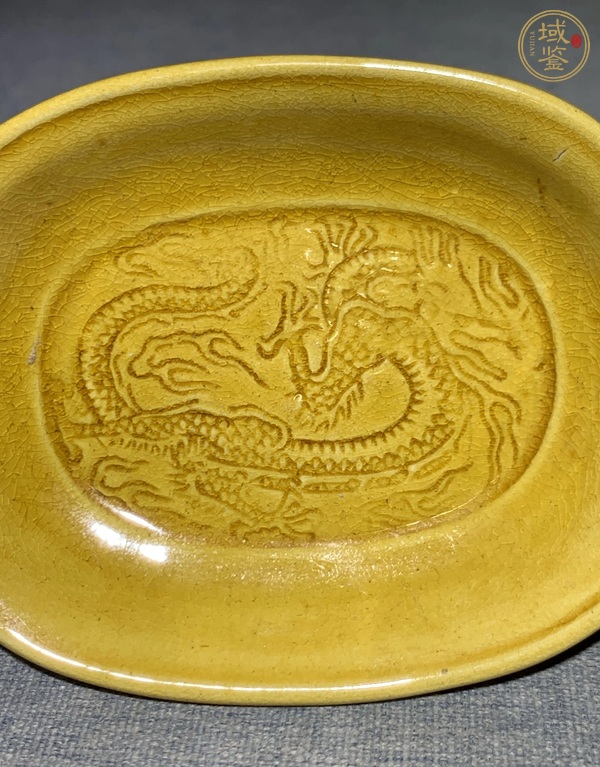 古玩陶瓷黃釉龍紋碟真品鑒賞圖