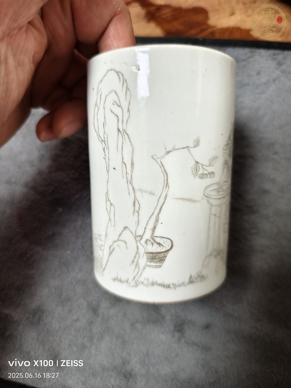 古玩陶瓷光緒仕女紋刻瓷筆筒真品鑒賞圖