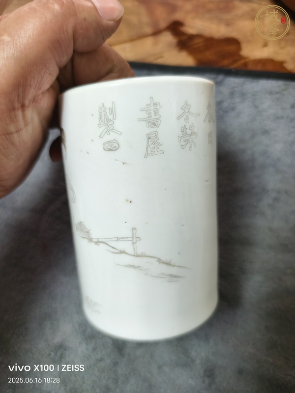 古玩陶瓷光緒仕女紋刻瓷筆筒真品鑒賞圖