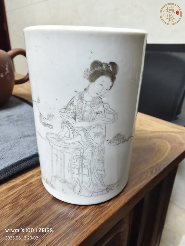 古玩陶瓷光緒仕女紋刻瓷筆筒真品鑒賞圖