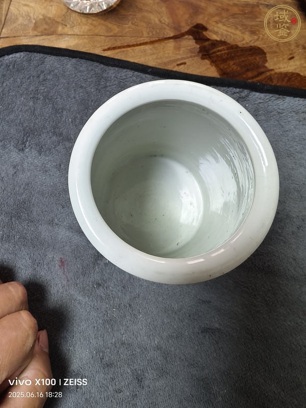 古玩陶瓷光緒仕女紋刻瓷筆筒真品鑒賞圖