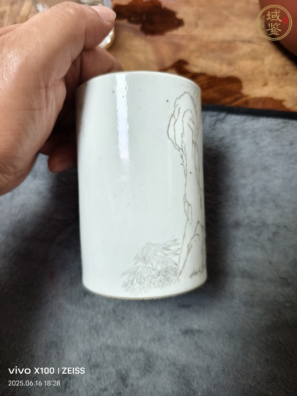 古玩陶瓷光緒仕女紋刻瓷筆筒真品鑒賞圖