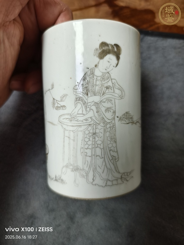 古玩陶瓷光緒仕女紋刻瓷筆筒真品鑒賞圖