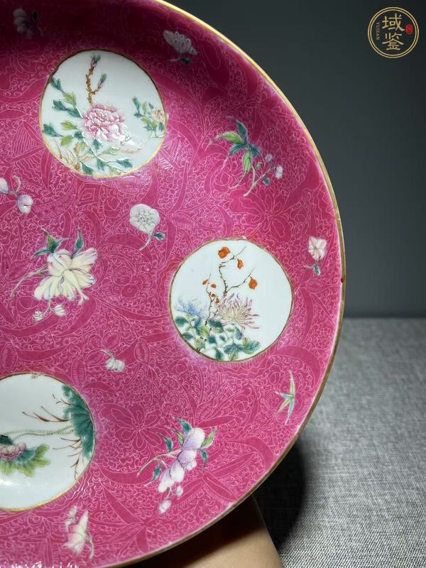 古玩陶瓷胭脂紅壓道開窗花卉紋臥盤真品鑒賞圖