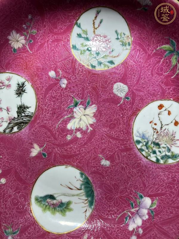 古玩陶瓷胭脂紅壓道開窗花卉紋臥盤真品鑒賞圖