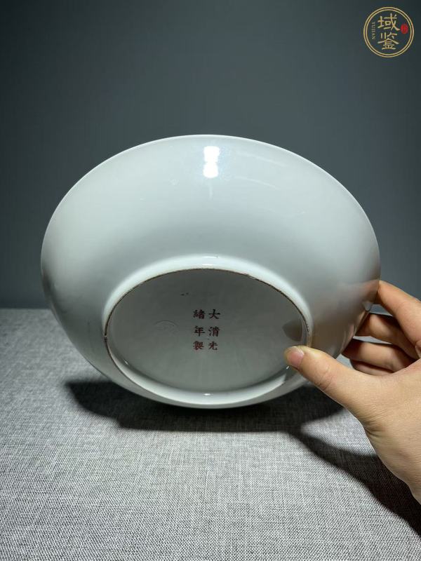 古玩陶瓷胭脂紅壓道開窗花卉紋臥盤真品鑒賞圖