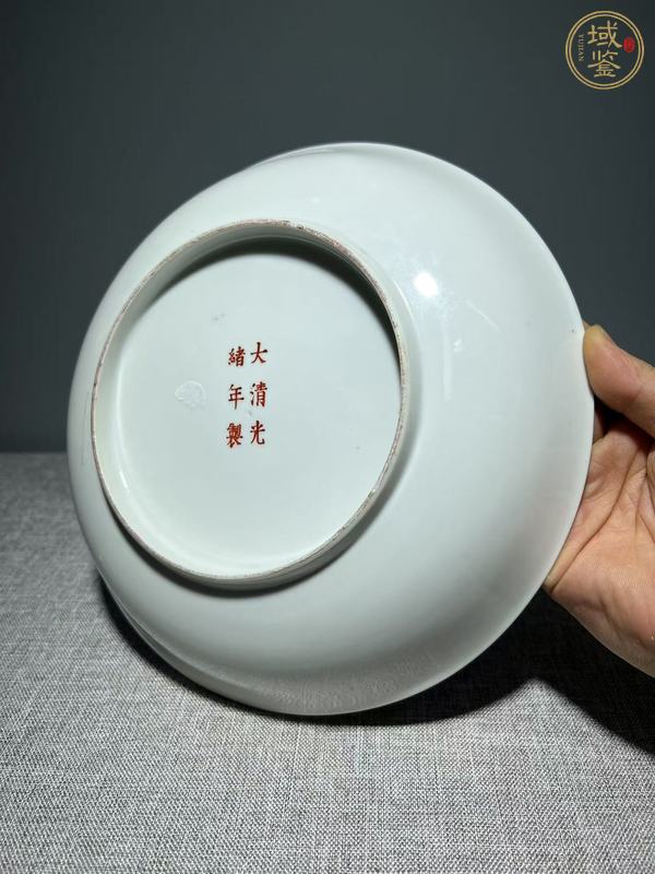 古玩陶瓷胭脂紅壓道開窗花卉紋臥盤真品鑒賞圖