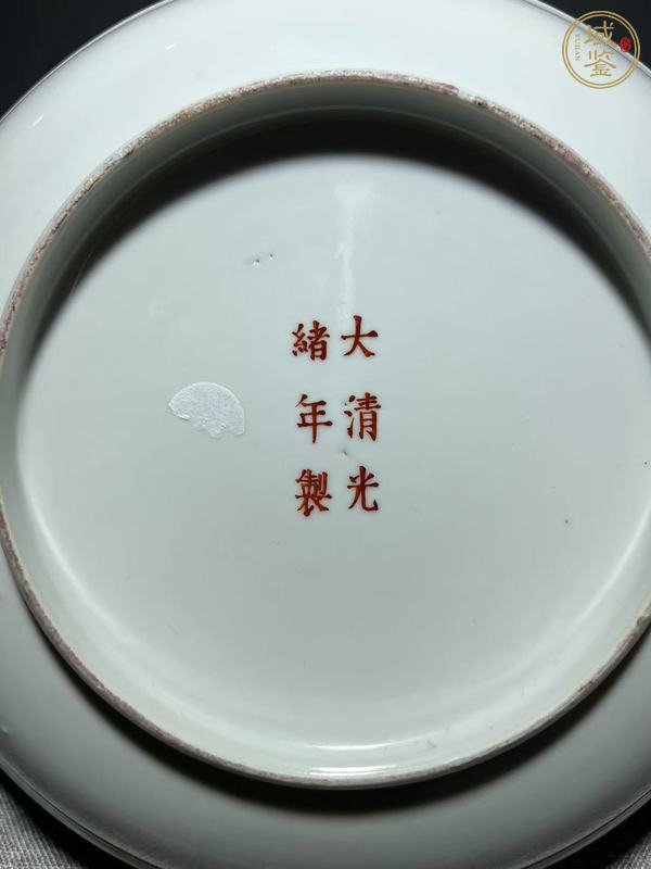 古玩陶瓷胭脂紅壓道開窗花卉紋臥盤真品鑒賞圖