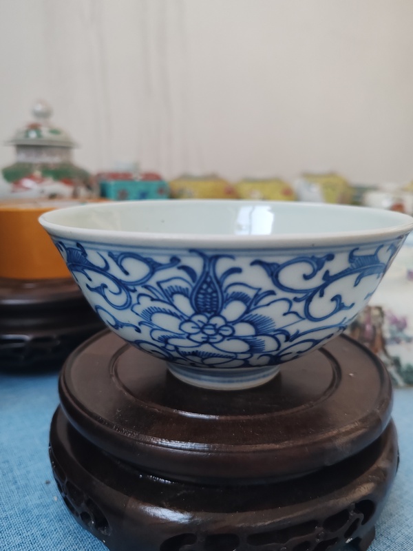 古玩轉(zhuǎn)賣清中期青花纏枝蓮紋碗拍賣，當(dāng)前價(jià)格0元