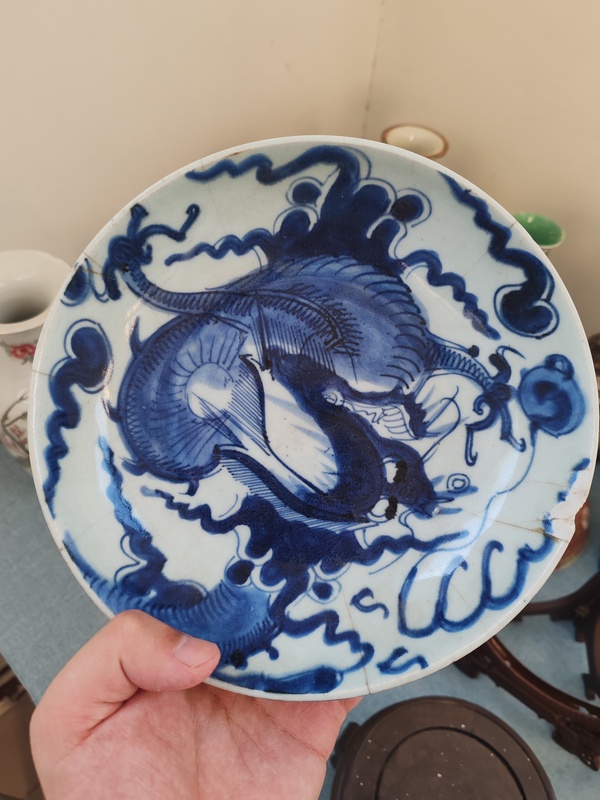 古玩轉(zhuǎn)賣【特價(jià)惠讓】清雍乾時(shí)期青花過(guò)墻龍紋臥盤拍賣，當(dāng)前價(jià)格0元
