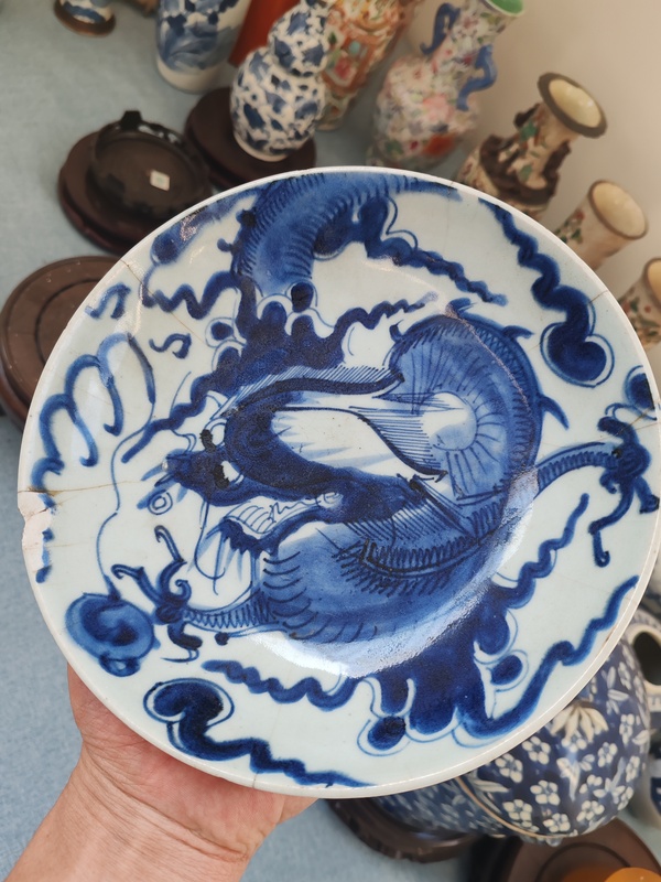古玩陶瓷【特價惠讓】清雍乾時期青花過墻龍紋臥盤拍賣，當前價格680元