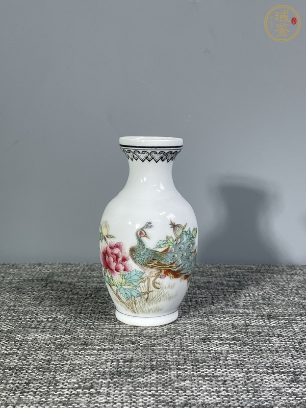 古玩陶瓷粉彩孔雀花卉紋盤口瓶真品鑒賞圖