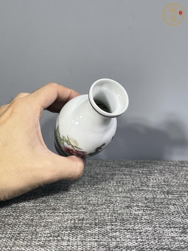 古玩陶瓷粉彩孔雀花卉紋盤口瓶真品鑒賞圖