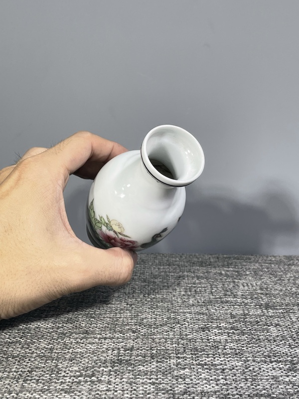 古玩陶瓷民國(guó)至創(chuàng)匯.粉彩孔雀花卉紋盤口瓶拍賣，當(dāng)前價(jià)格199元