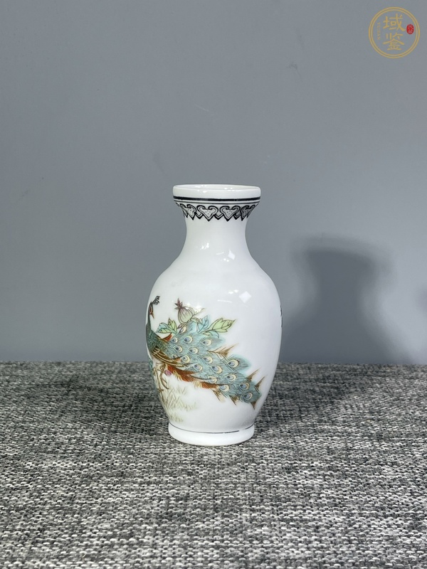 古玩陶瓷粉彩孔雀花卉紋盤口瓶真品鑒賞圖