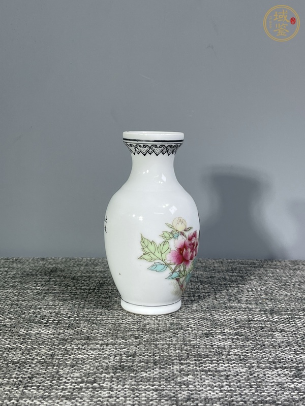 古玩陶瓷粉彩孔雀花卉紋盤口瓶真品鑒賞圖