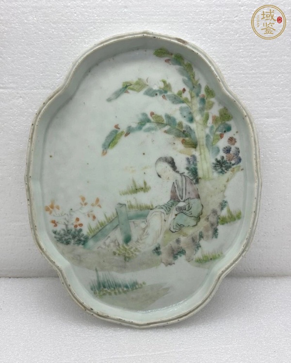 古玩陶瓷清晚期 淺絳彩人物紋海棠型茶盤真品鑒賞圖