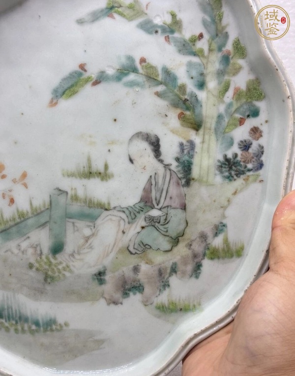古玩陶瓷清晚期 淺絳彩人物紋海棠型茶盤真品鑒賞圖