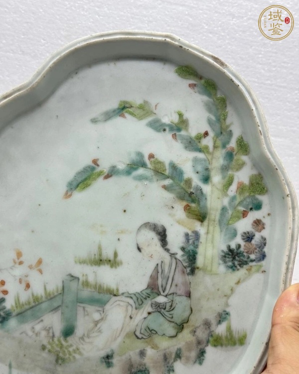 古玩陶瓷清晚期 淺絳彩人物紋海棠型茶盤真品鑒賞圖