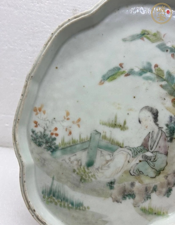 古玩陶瓷清晚期 淺絳彩人物紋海棠型茶盤真品鑒賞圖
