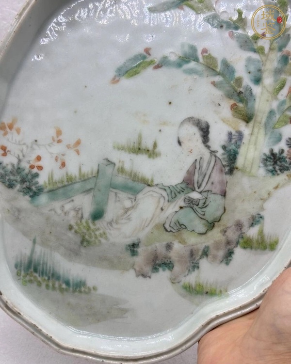 古玩陶瓷清晚期 淺絳彩人物紋海棠型茶盤真品鑒賞圖
