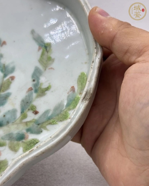 古玩陶瓷清晚期 淺絳彩人物紋海棠型茶盤真品鑒賞圖