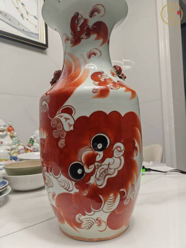 古玩陶瓷油紅彩太師少保圖撇口瓶真品鑒賞圖